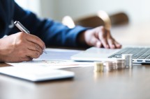 The Relationship Between Interest Rates and Investment Performance